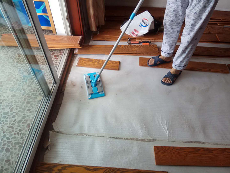 客廳木地板鋪貼：首先大家應(yīng)對(duì)是施工地進(jìn)行清理，把無關(guān)的東西都移出去，并且把地面上的垃圾清掃干凈，包括每一個(gè)角落。然后對(duì)地面進(jìn)行找平，水平誤差不能超過2mm，超過的話就要想辦法找平了。地面要是不平，地板鋪好后腳感當(dāng)然也就不好了。 木地板遇潮后易起拱、變形,為了避免這種情況,大家需要對(duì)地面進(jìn)行防潮處理。常見的處理方法是在地面上鋪防潮層，這樣可以防止以后地板受潮。防潮層要鋪平，接縫處要并攏。 為了讓地板鋪出來的效果更加的美觀，大家最好先預(yù)鋪下，將部分地板一分為二，要根據(jù)尺寸來鋸，萬一鋸多了，地板損耗就大了。在鋸地板前可以將地板全部打開包，挑出有問題或瑕疵的地板來鋸，這樣可以有效將局部有問題的地板充分利用，不產(chǎn)生過大損耗。千萬不要上來就拿好地板來鋸，那會(huì)增加損耗的。鋸地板的地點(diǎn)務(wù)必要選在陽臺(tái)等有瓷磚好打理衛(wèi)生的地方，否則飛濺的木灰會(huì)無孔不入的進(jìn)入任何地方，很難清潔。