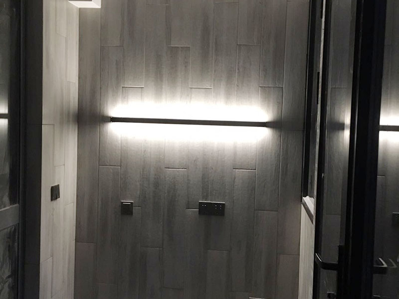 全屋燈具安裝布線：安裝軌道，如果頂部直接為木板或有鐵龍骨可以du直接打釘打眼的，就直接可以把軌道安裝上。定位打好孔后，裝上軌道固定螺絲。 拆開已經(jīng)固定好的軌道頂端的電源保護(hù)蓋，用工具接上電源線，注意安全使用工具。將軌道燈底座的卡頭擰平，對準(zhǔn)軌道內(nèi)凹槽，將軌道燈底座塞入滑道內(nèi)，稍微用點(diǎn)力，嚴(yán)絲合縫后，擰下卡頭旋轉(zhuǎn)的把手，一定要擰到位固定好后，左右滑動(dòng)一下，看是否固定好。 安裝完畢，打開，根據(jù)投射目標(biāo)的位置，調(diào)整軌道射燈水平及垂直的角度，保證軌道射燈能充分有效地投射被照物。