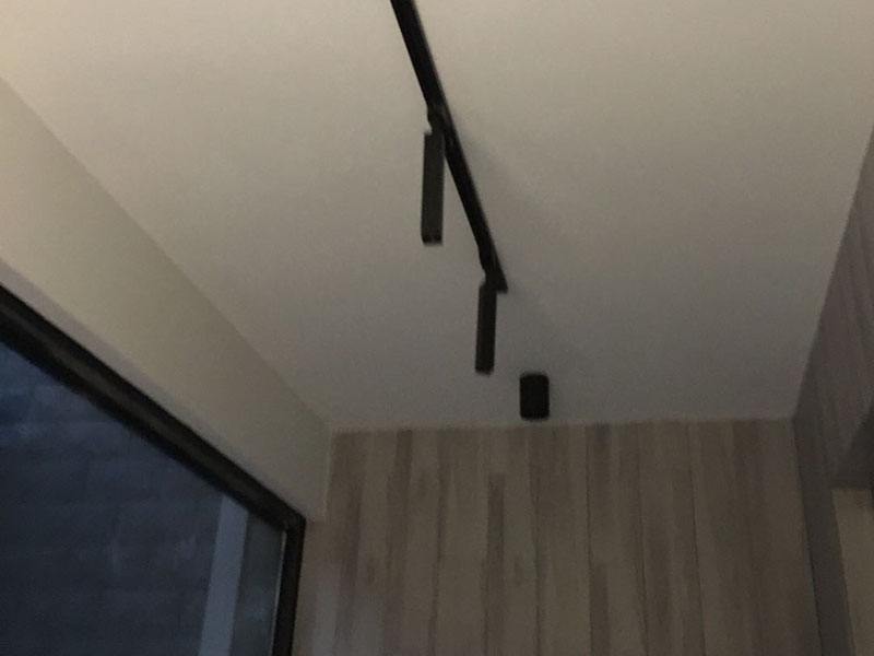 全屋燈具安裝布線：安裝軌道，如果頂部直接為木板或有鐵龍骨可以du直接打釘打眼的，就直接可以把軌道安裝上。定位打好孔后，裝上軌道固定螺絲。 拆開已經(jīng)固定好的軌道頂端的電源保護(hù)蓋，用工具接上電源線，注意安全使用工具。將軌道燈底座的卡頭擰平，對準(zhǔn)軌道內(nèi)凹槽，將軌道燈底座塞入滑道內(nèi)，稍微用點(diǎn)力，嚴(yán)絲合縫后，擰下卡頭旋轉(zhuǎn)的把手，一定要擰到位固定好后，左右滑動(dòng)一下，看是否固定好。 安裝完畢，打開，根據(jù)投射目標(biāo)的位置，調(diào)整軌道射燈水平及垂直的角度，保證軌道射燈能充分有效地投射被照物。