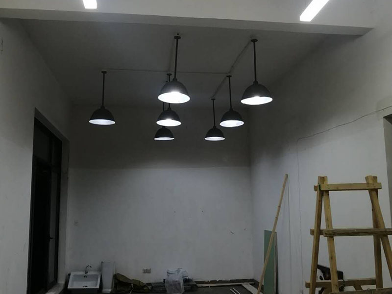 全屋燈具安裝布線：安裝軌道，如果頂部直接為木板或有鐵龍骨可以du直接打釘打眼的，就直接可以把軌道安裝上。定位打好孔后，裝上軌道固定螺絲。 拆開已經(jīng)固定好的軌道頂端的電源保護(hù)蓋，用工具接上電源線，注意安全使用工具。將軌道燈底座的卡頭擰平，對準(zhǔn)軌道內(nèi)凹槽，將軌道燈底座塞入滑道內(nèi)，稍微用點(diǎn)力，嚴(yán)絲合縫后，擰下卡頭旋轉(zhuǎn)的把手，一定要擰到位固定好后，左右滑動(dòng)一下，看是否固定好。 安裝完畢，打開，根據(jù)投射目標(biāo)的位置，調(diào)整軌道射燈水平及垂直的角度，保證軌道射燈能充分有效地投射被照物。