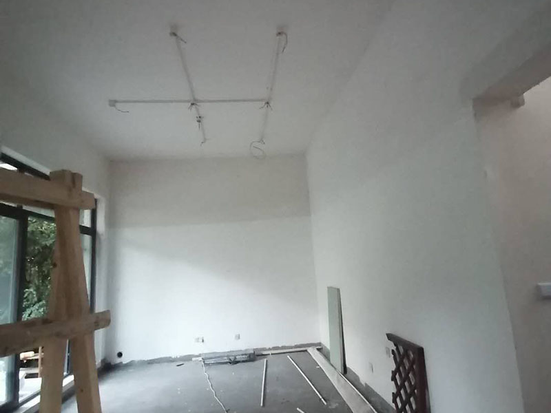 全屋燈具安裝布線：安裝軌道，如果頂部直接為木板或有鐵龍骨可以du直接打釘打眼的，就直接可以把軌道安裝上。定位打好孔后，裝上軌道固定螺絲。 拆開已經(jīng)固定好的軌道頂端的電源保護(hù)蓋，用工具接上電源線，注意安全使用工具。將軌道燈底座的卡頭擰平，對準(zhǔn)軌道內(nèi)凹槽，將軌道燈底座塞入滑道內(nèi)，稍微用點(diǎn)力，嚴(yán)絲合縫后，擰下卡頭旋轉(zhuǎn)的把手，一定要擰到位固定好后，左右滑動(dòng)一下，看是否固定好。 安裝完畢，打開，根據(jù)投射目標(biāo)的位置，調(diào)整軌道射燈水平及垂直的角度，保證軌道射燈能充分有效地投射被照物。