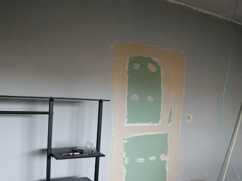 墻面封門洞維修：用青磚或紅磚進(jìn)行壘墻，外面在抹灰找平批膩?zhàn)犹幚?用木龍骨打框架，石膏板飾面，外面批膩?zhàn)诱移剿⑵岬冗M(jìn)行處理