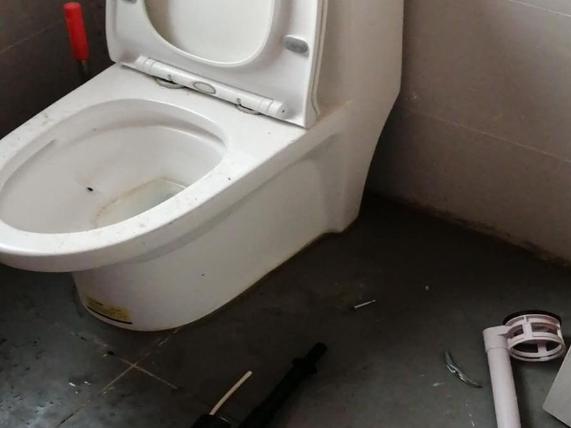 1、首先要確定拖布盆與墻面的貼合度，要先將拖布盆跟其配套的立柱組合后，然后再將組合好的拖把池一并移動到陽臺需要安裝的位置，確保整個拖布盆能與墻面完全貼合，然后用可清洗的標(biāo)記筆畫出拖把池的輪廓。 2、第二步就是將整個拖把盆稍稍一開，然后在其背后掛鉤處插入拖把盆的安裝槽里面，測量拖把盆頂部到掛鉤腰槽正中心的高度尺寸，然后標(biāo)記需要打孔的孔位。 3、最后用電鉆在標(biāo)記的孔位上打孔，然后將掛鉤安裝好卡住拖把池即可。 4、收尾部分就是用玻璃膠將拖把池與墻面和地面貼合部分縫隙密封起來，以防積水腐臭。