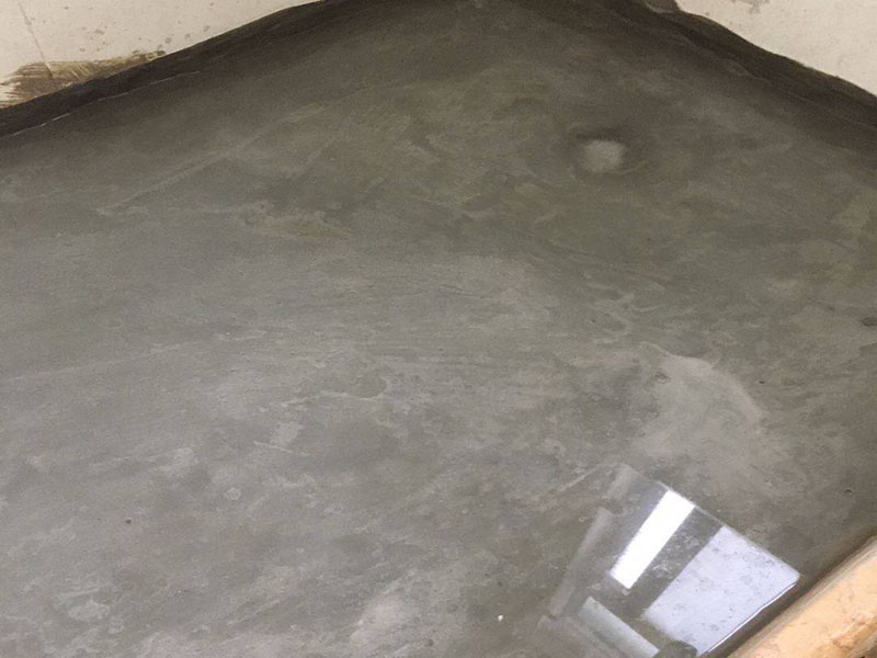 衛(wèi)生間裝修改造:既然是改造，肯定是對衛(wèi)生間的格局或是衛(wèi)浴設(shè)施、地磚、墻磚等地方不滿意，但在改造之前你需要將這些不滿意的地方進行拆除，且拆除之后的垃圾也要及時清理，避免阻礙施工進程。將不需要或是不滿意的地方進行拆除后，留下的成品需要進行施工保護，防止磕碰到，還可防止被上面的重物或是棱角碰壞。水電改造可謂是改造衛(wèi)生間的重點，衛(wèi)生間原有的水電路管線往往有許多不合理的布局，所以在改造過程中要對原有的水電路進行徹查，看是否存在銹蝕、老化等情況，若有，則需要更換新的電路、水路，如果線路良好，且沒有多大的問題，則只需要添加刪減線路就可以了。同時在改造的時候最好能做到以后維修和保養(yǎng)都比較方便，然后將其做好隱蔽處理。