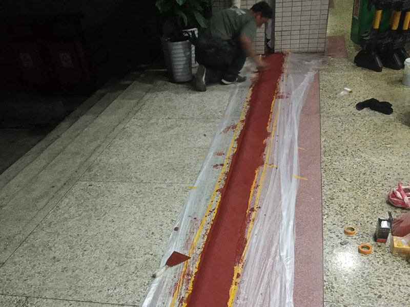 局部門檻修復(fù)：1.用高壓水槍將天然大理石裂紋處的碎石屑、雜質(zhì)沖洗干凈; 2.將基層漿料注射入天然大理石裂紋處,然后刮除多余基層漿料至基層漿料表面低于天然大理石表面1-2mm; 打磨、拋光步驟3)中填充后的表層漿料至與天然大理石表面齊平,然后整體拋光處理即可。