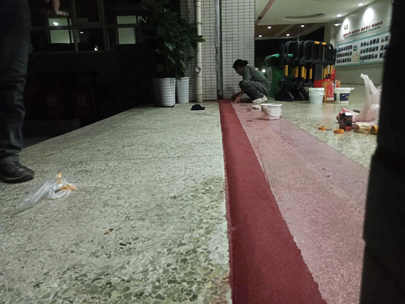 局部門檻修復(fù)：1.用高壓水槍將天然大理石裂紋處的碎石屑、雜質(zhì)沖洗干凈; 2.將基層漿料注射入天然大理石裂紋處,然后刮除多余基層漿料至基層漿料表面低于天然大理石表面1-2mm; 打磨、拋光步驟3)中填充后的表層漿料至與天然大理石表面齊平,然后整體拋光處理即可。