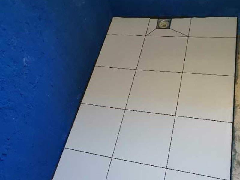 衛(wèi)生間刷防水:首先要進(jìn)行地面處理，確保地面干凈，沒有任何雜物污染，基層表面堅(jiān)實(shí)，無脫皮等現(xiàn)象，我們還要進(jìn)行地面找平，保證地面平整，沒有較大的缺陷和補(bǔ)痕。防水涂料要刷全面，與基層結(jié)合牢固，不會(huì)出現(xiàn)氣泡，脫落等問題。我們涂刷時(shí)，要由下至上，先墻后地涂刷。要在防水層上再鋪一層保護(hù)層，保護(hù)層要完全覆蓋防水層，與之結(jié)合牢固，不能存在裂紋、氣泡、脫落等問題。在做閉水試驗(yàn)前，要把衛(wèi)生間所有的下水都堵住，并且在衛(wèi)生間門口做一個(gè)簡易25厘米高的門檻，把衛(wèi)生間封好，再往衛(wèi)生間灌入20厘米高的水。24小時(shí)之后，衛(wèi)生間的水沒有滲漏，才能算衛(wèi)生間防水工程合格。