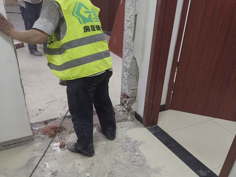 砌磚封門洞:首先準(zhǔn)備好材料，門洞一定要做頂梁，所以鋼筋不能少。沙子要中沙、河沙。水泥注意保質(zhì)期。磚最好用輕質(zhì)磚。一般門洞留90公分，如果門是定制的或特殊門，根據(jù)門的尺寸來(lái)定門洞寬度。攪拌好水泥沙后，開(kāi)始砌墻。要先訂好門洞兩邊的磚的位置，先砌好他們，再在此基礎(chǔ)上砌就很快了。砌到2米的高度（特殊門根據(jù)尺寸特定），門洞要收口，需要做門洞梁。用水泥澆灌梁，中間鋼筋做骨。做好門洞梁后，繼續(xù)上面砌磚，做好整面墻。