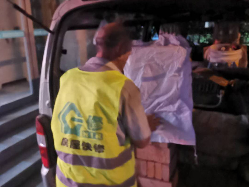 砌磚封門洞:首先準(zhǔn)備好材料，門洞一定要做頂梁，所以鋼筋不能少。沙子要中沙、河沙。水泥注意保質(zhì)期。磚最好用輕質(zhì)磚。一般門洞留90公分，如果門是定制的或特殊門，根據(jù)門的尺寸來(lái)定門洞寬度。攪拌好水泥沙后，開(kāi)始砌墻。要先訂好門洞兩邊的磚的位置，先砌好他們，再在此基礎(chǔ)上砌就很快了。砌到2米的高度（特殊門根據(jù)尺寸特定），門洞要收口，需要做門洞梁。用水泥澆灌梁，中間鋼筋做骨。做好門洞梁后，繼續(xù)上面砌磚，做好整面墻。