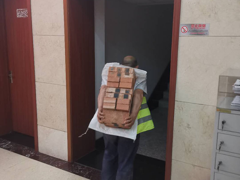 砌磚封門洞:首先準(zhǔn)備好材料，門洞一定要做頂梁，所以鋼筋不能少。沙子要中沙、河沙。水泥注意保質(zhì)期。磚最好用輕質(zhì)磚。一般門洞留90公分，如果門是定制的或特殊門，根據(jù)門的尺寸來(lái)定門洞寬度。攪拌好水泥沙后，開(kāi)始砌墻。要先訂好門洞兩邊的磚的位置，先砌好他們，再在此基礎(chǔ)上砌就很快了。砌到2米的高度（特殊門根據(jù)尺寸特定），門洞要收口，需要做門洞梁。用水泥澆灌梁，中間鋼筋做骨。做好門洞梁后，繼續(xù)上面砌磚，做好整面墻。