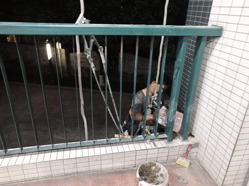 外墻欄桿瓷磚修補：把需要修補的瓷磚或者其他陶瓷產(chǎn)品清洗干凈，把里面的油污、粉塵等污染物清洗干凈。選擇與瓷磚顏色相近的瓷磚修補劑，A、B組份按照1:1的比例取出，放入平面或者容器里面充分混合攪拌均勻，然后靜置幾分鐘。把美紋紙貼在需要修補的部位邊緣處，以防止瓷磚修補劑弄到其他部位攪拌均勻后的瓷磚修補劑可操作時間大概為30分鐘，30分鐘內(nèi)用刮片將瓷磚修補劑均勻的涂抹在破損的部位，用刮片把表面的瓷磚修補劑刮平，然后撕掉周圍的美紋紙。