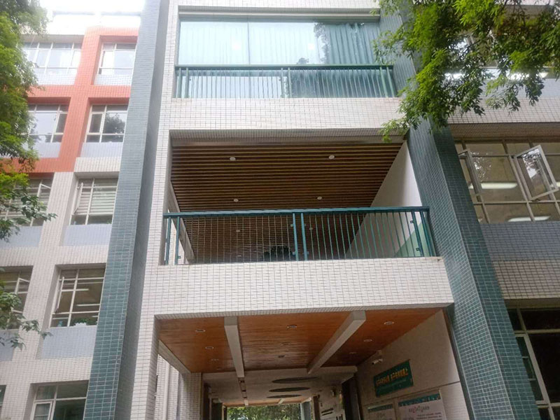 外墻欄桿瓷磚修補：把需要修補的瓷磚或者其他陶瓷產(chǎn)品清洗干凈，把里面的油污、粉塵等污染物清洗干凈。選擇與瓷磚顏色相近的瓷磚修補劑，A、B組份按照1:1的比例取出，放入平面或者容器里面充分混合攪拌均勻，然后靜置幾分鐘。把美紋紙貼在需要修補的部位邊緣處，以防止瓷磚修補劑弄到其他部位攪拌均勻后的瓷磚修補劑可操作時間大概為30分鐘，30分鐘內(nèi)用刮片將瓷磚修補劑均勻的涂抹在破損的部位，用刮片把表面的瓷磚修補劑刮平，然后撕掉周圍的美紋紙。