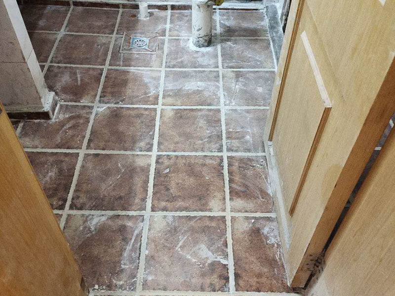 廁所貼磚維修：最重要的地方就是基層找平。其實(shí)不管怎么貼，墻面找平都是少不了的。畢竟不平的墻面，會影響后續(xù)的施工，而且鋪設(shè)好的瓷磚在使用一段時(shí)間過后，出現(xiàn)開裂的情況。在找平的時(shí)候，有突起的部分，要進(jìn)行打磨一直到平整為止。如有裂縫、孔洞還可以進(jìn)行修補(bǔ)。 在墻面修補(bǔ)平整之后，就可以開始粘貼瓷磚了。但是在施工前，一定要做好輔助線。不管是墻面還是地面的施工，都要打好輔助線，才能進(jìn)行瓷磚的鋪設(shè)。尤其是對于沒有經(jīng)驗(yàn)的新手，有輔助線作為參考，會鋪設(shè)的更為垂直、更為平整，鋪設(shè)的效果，會大大的增加哦！ 可以開始鋪設(shè)瓷磚了，但是要注意鋪設(shè)的平整。如果是墻面的鋪設(shè)，那么就要從下往上施工，在瓷磚的背面，抹上攪拌好的泥漿，粘貼在墻面上，然后用膠錘或者鏟柄敲打，這樣會粘合的更牢靠一些。只要按照第一塊往上排即可，但是要注意參考輔助線，不要出現(xiàn)扭曲的情況。