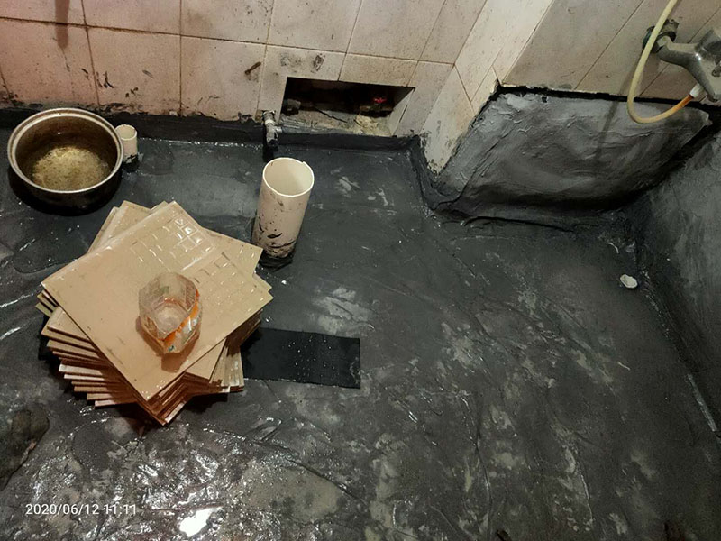 廁所貼磚維修：最重要的地方就是基層找平。其實(shí)不管怎么貼，墻面找平都是少不了的。畢竟不平的墻面，會影響后續(xù)的施工，而且鋪設(shè)好的瓷磚在使用一段時(shí)間過后，出現(xiàn)開裂的情況。在找平的時(shí)候，有突起的部分，要進(jìn)行打磨一直到平整為止。如有裂縫、孔洞還可以進(jìn)行修補(bǔ)。 在墻面修補(bǔ)平整之后，就可以開始粘貼瓷磚了。但是在施工前，一定要做好輔助線。不管是墻面還是地面的施工，都要打好輔助線，才能進(jìn)行瓷磚的鋪設(shè)。尤其是對于沒有經(jīng)驗(yàn)的新手，有輔助線作為參考，會鋪設(shè)的更為垂直、更為平整，鋪設(shè)的效果，會大大的增加哦！ 可以開始鋪設(shè)瓷磚了，但是要注意鋪設(shè)的平整。如果是墻面的鋪設(shè)，那么就要從下往上施工，在瓷磚的背面，抹上攪拌好的泥漿，粘貼在墻面上，然后用膠錘或者鏟柄敲打，這樣會粘合的更牢靠一些。只要按照第一塊往上排即可，但是要注意參考輔助線，不要出現(xiàn)扭曲的情況。