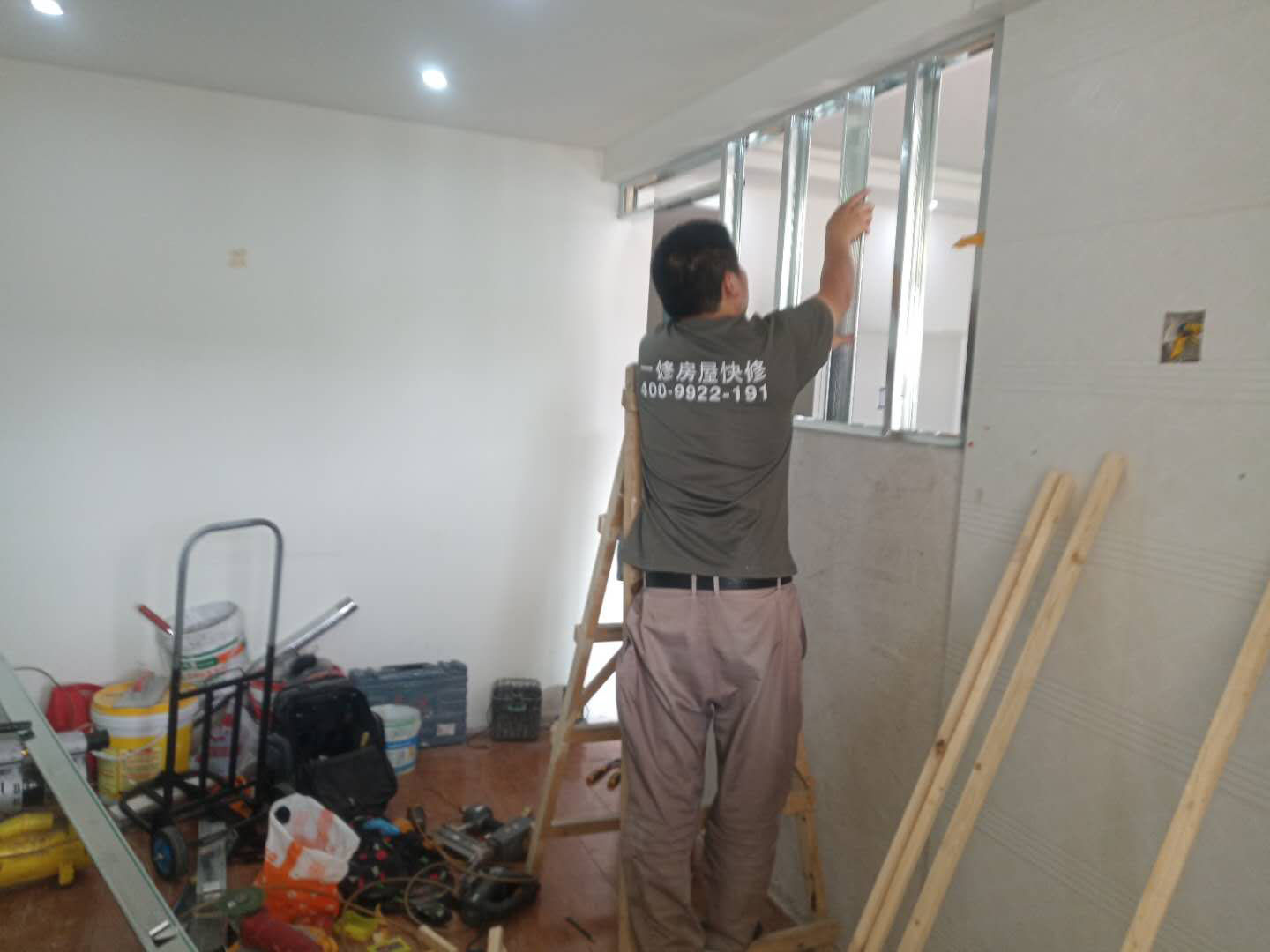 客廳隔斷安裝：注意龍骨架的穩(wěn)固，一般要加設(shè)龍骨架，滿足重物的需求，在龍骨架固定前要涂刷防火防腐涂料，一是為了防火防腐，二是為了完全遮掩龍骨；木方花格隔斷端部的石膏板與周圍的墻體或者是柱子應(yīng)留3-5mm的槽口，施工時(shí)先在槽口處加注嵌縫膏，然后鋪板，擠壓嵌縫膏使其和鄰近表層緊緊接觸，以防出現(xiàn)后期的不密合現(xiàn)象。