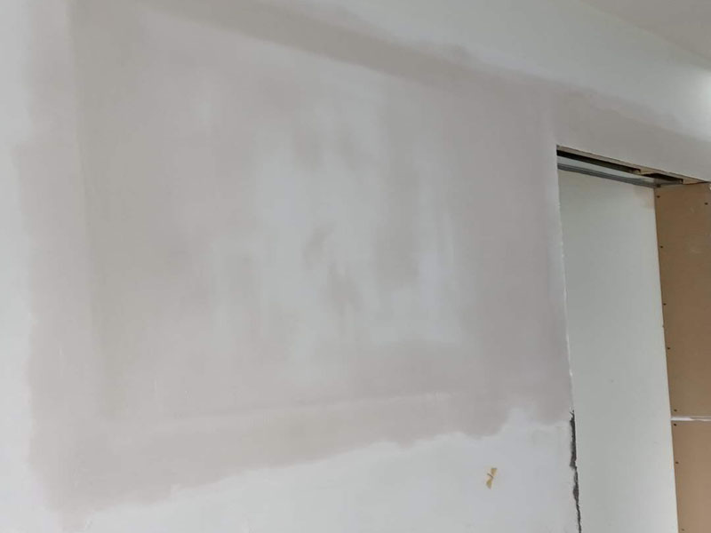 客廳隔斷安裝：注意龍骨架的穩(wěn)固，一般要加設(shè)龍骨架，滿足重物的需求，在龍骨架固定前要涂刷防火防腐涂料，一是為了防火防腐，二是為了完全遮掩龍骨；木方花格隔斷端部的石膏板與周圍的墻體或者是柱子應(yīng)留3-5mm的槽口，施工時(shí)先在槽口處加注嵌縫膏，然后鋪板，擠壓嵌縫膏使其和鄰近表層緊緊接觸，以防出現(xiàn)后期的不密合現(xiàn)象。