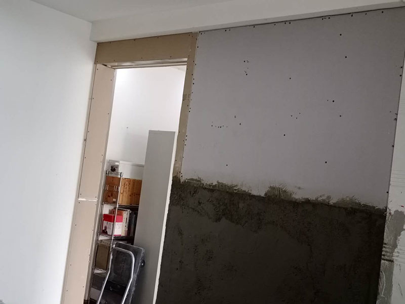 客廳隔斷安裝：注意龍骨架的穩(wěn)固，一般要加設(shè)龍骨架，滿足重物的需求，在龍骨架固定前要涂刷防火防腐涂料，一是為了防火防腐，二是為了完全遮掩龍骨；木方花格隔斷端部的石膏板與周圍的墻體或者是柱子應(yīng)留3-5mm的槽口，施工時(shí)先在槽口處加注嵌縫膏，然后鋪板，擠壓嵌縫膏使其和鄰近表層緊緊接觸，以防出現(xiàn)后期的不密合現(xiàn)象。