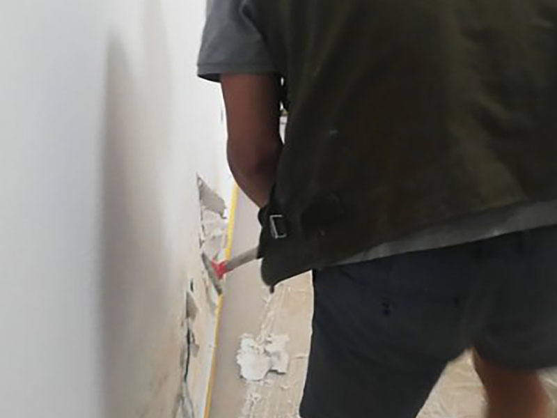 墻面脫皮翻新：先用鏟子把墻面因潮濕起皮的墻面至水泥層，清理施工面污物，粉塵等，保持干凈干燥。之后用隔離劑涂刷于水泥面2-3遍，每遍間隔3小時左右，隔離劑可以起到防潮防堿的效果，防止后續(xù)再出現(xiàn)潮濕起堿問題。隔天干后使用耐水膩子膏把墻面修補完整，4-6小時表干后，用砂紙把墻面打磨平整。待隔天膩子膏干后，清理表面粉塵，涂刷乳膠漆2-3遍，每遍間隔3小時左右，涂刷乳膠漆是為了使墻面平整，美白，沒有粉塵效果。