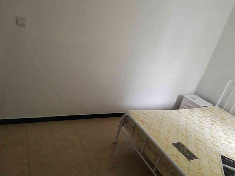 墻面脫皮翻新：先用鏟子把墻面因潮濕起皮的墻面至水泥層，清理施工面污物，粉塵等，保持干凈干燥。之后用隔離劑涂刷于水泥面2-3遍，每遍間隔3小時左右，隔離劑可以起到防潮防堿的效果，防止后續(xù)再出現(xiàn)潮濕起堿問題。隔天干后使用耐水膩子膏把墻面修補完整，4-6小時表干后，用砂紙把墻面打磨平整。待隔天膩子膏干后，清理表面粉塵，涂刷乳膠漆2-3遍，每遍間隔3小時左右，涂刷乳膠漆是為了使墻面平整，美白，沒有粉塵效果。