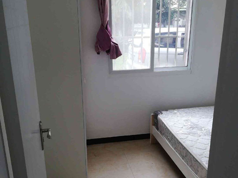 墻面脫皮翻新：先用鏟子把墻面因潮濕起皮的墻面至水泥層，清理施工面污物，粉塵等，保持干凈干燥。之后用隔離劑涂刷于水泥面2-3遍，每遍間隔3小時左右，隔離劑可以起到防潮防堿的效果，防止后續(xù)再出現(xiàn)潮濕起堿問題。隔天干后使用耐水膩子膏把墻面修補完整，4-6小時表干后，用砂紙把墻面打磨平整。待隔天膩子膏干后，清理表面粉塵，涂刷乳膠漆2-3遍，每遍間隔3小時左右，涂刷乳膠漆是為了使墻面平整，美白，沒有粉塵效果。