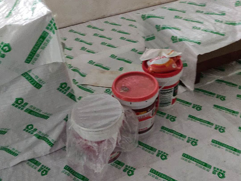 全屋墻面翻新：舊墻的基本處理包括清理舊墻面原有的乳膠漆和膩子層的鏟除、木裝修、其他表面裝飾物（如壁紙）的拆除，如果只是裝修了一兩年的墻面，墻面的膩子可以不用鏟除，用鋼刷和砂紙打磨墻面后就可以重新涂刷乳膠漆，如果裝修時間較長的就需要將膩子層鏟除后再進行后續(xù)工序。切記舊墻面一定要進行處理，不能直接涂刷，粉化嚴(yán)重的墻面要鏟除后，抹上一層白水泥，再進行涂刷。 在墻面修補時，我們要盡量避免色差，因此要注意按照油漆桶的配比、涂刷，最好估算好用量。一次準(zhǔn)備好足夠的量，這樣才能保證墻面顏色的一致，也能避免用量不足重新調(diào)配出的顏色有差異。 墻面涂刷底漆的作用是抗堿防潮、封固基材、保護面漆，提高面漆的質(zhì)感和遮蓋力。如果沒有刷底漆就直接上面漆的話，時間一長墻面就容易起泡、發(fā)霉，經(jīng)陽光長時間照射也會發(fā)生墻面變色的情況。