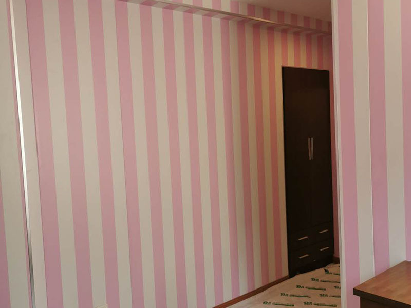 全屋墻面翻新：舊墻的基本處理包括清理舊墻面原有的乳膠漆和膩子層的鏟除、木裝修、其他表面裝飾物（如壁紙）的拆除，如果只是裝修了一兩年的墻面，墻面的膩子可以不用鏟除，用鋼刷和砂紙打磨墻面后就可以重新涂刷乳膠漆，如果裝修時間較長的就需要將膩子層鏟除后再進行后續(xù)工序。切記舊墻面一定要進行處理，不能直接涂刷，粉化嚴(yán)重的墻面要鏟除后，抹上一層白水泥，再進行涂刷。 在墻面修補時，我們要盡量避免色差，因此要注意按照油漆桶的配比、涂刷，最好估算好用量。一次準(zhǔn)備好足夠的量，這樣才能保證墻面顏色的一致，也能避免用量不足重新調(diào)配出的顏色有差異。 墻面涂刷底漆的作用是抗堿防潮、封固基材、保護面漆，提高面漆的質(zhì)感和遮蓋力。如果沒有刷底漆就直接上面漆的話，時間一長墻面就容易起泡、發(fā)霉，經(jīng)陽光長時間照射也會發(fā)生墻面變色的情況。