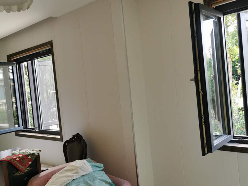 全屋墻面翻新：舊墻的基本處理包括清理舊墻面原有的乳膠漆和膩子層的鏟除、木裝修、其他表面裝飾物（如壁紙）的拆除，如果只是裝修了一兩年的墻面，墻面的膩子可以不用鏟除，用鋼刷和砂紙打磨墻面后就可以重新涂刷乳膠漆，如果裝修時間較長的就需要將膩子層鏟除后再進行后續(xù)工序。切記舊墻面一定要進行處理，不能直接涂刷，粉化嚴(yán)重的墻面要鏟除后，抹上一層白水泥，再進行涂刷。 在墻面修補時，我們要盡量避免色差，因此要注意按照油漆桶的配比、涂刷，最好估算好用量。一次準(zhǔn)備好足夠的量，這樣才能保證墻面顏色的一致，也能避免用量不足重新調(diào)配出的顏色有差異。 墻面涂刷底漆的作用是抗堿防潮、封固基材、保護面漆，提高面漆的質(zhì)感和遮蓋力。如果沒有刷底漆就直接上面漆的話，時間一長墻面就容易起泡、發(fā)霉，經(jīng)陽光長時間照射也會發(fā)生墻面變色的情況。