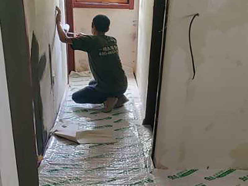 全屋墻面翻新：舊墻的基本處理包括清理舊墻面原有的乳膠漆和膩子層的鏟除、木裝修、其他表面裝飾物（如壁紙）的拆除，如果只是裝修了一兩年的墻面，墻面的膩子可以不用鏟除，用鋼刷和砂紙打磨墻面后就可以重新涂刷乳膠漆，如果裝修時間較長的就需要將膩子層鏟除后再進行后續(xù)工序。切記舊墻面一定要進行處理，不能直接涂刷，粉化嚴(yán)重的墻面要鏟除后，抹上一層白水泥，再進行涂刷。 在墻面修補時，我們要盡量避免色差，因此要注意按照油漆桶的配比、涂刷，最好估算好用量。一次準(zhǔn)備好足夠的量，這樣才能保證墻面顏色的一致，也能避免用量不足重新調(diào)配出的顏色有差異。 墻面涂刷底漆的作用是抗堿防潮、封固基材、保護面漆，提高面漆的質(zhì)感和遮蓋力。如果沒有刷底漆就直接上面漆的話，時間一長墻面就容易起泡、發(fā)霉，經(jīng)陽光長時間照射也會發(fā)生墻面變色的情況。