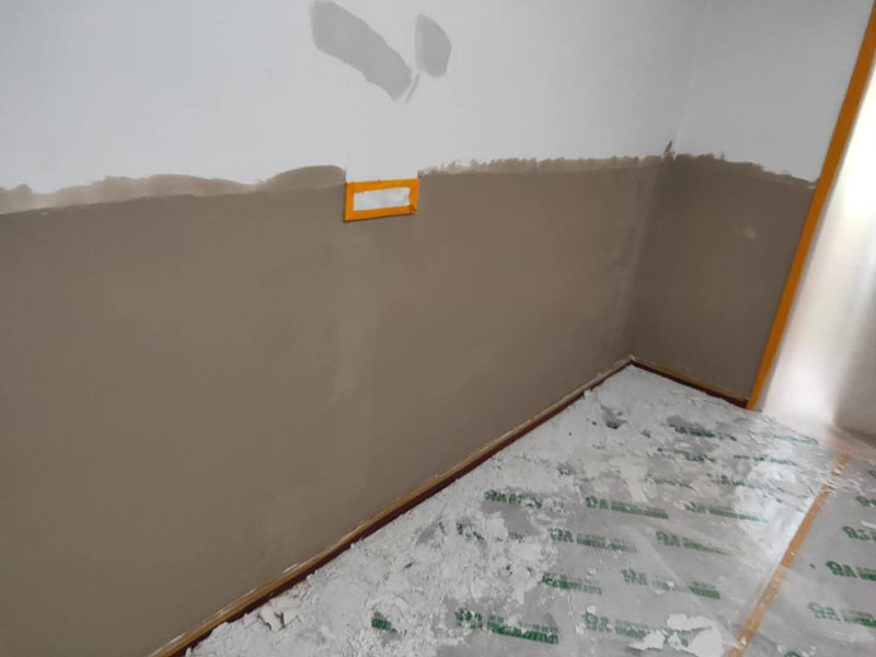 墻面局部修補：墻面修補，一定要做好基層的處理，如果您家是二次裝修墻面時，沒有將以前的老墻的墻皮鏟除干凈，或者是只鏟除了表層的膩子，那么修補墻面時，是會遺留下高低不平的部分墻皮的，此后，要是接著上刷界面劑或者膩子，那么很可能就會導(dǎo)致新刷的墻面出現(xiàn)開裂的情況。舊房要是在長期使用中受到了來自外界的沖擊或者震動，是有可能造成局部墻面基層與墻體脫離的。 在施工之前，需要先去判斷墻面的膩子層此時的質(zhì)量問題，然后選擇墻面掉色最嚴(yán)重的那一塊，用水濕透后，再用鏟子去用來鏟，如果沒有出現(xiàn)分化或者脫落現(xiàn)象，那么說明原先的膩子層質(zhì)量是比較好的，在去刷上新底漆和面漆就可以了。