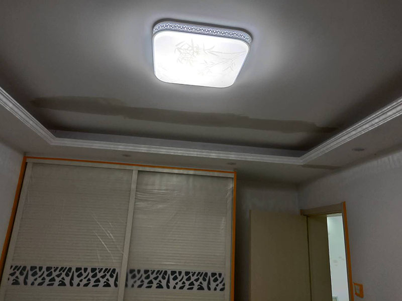 墻面局部修補：墻面修補，一定要做好基層的處理，如果您家是二次裝修墻面時，沒有將以前的老墻的墻皮鏟除干凈，或者是只鏟除了表層的膩子，那么修補墻面時，是會遺留下高低不平的部分墻皮的，此后，要是接著上刷界面劑或者膩子，那么很可能就會導(dǎo)致新刷的墻面出現(xiàn)開裂的情況。舊房要是在長期使用中受到了來自外界的沖擊或者震動，是有可能造成局部墻面基層與墻體脫離的。 在施工之前，需要先去判斷墻面的膩子層此時的質(zhì)量問題，然后選擇墻面掉色最嚴(yán)重的那一塊，用水濕透后，再用鏟子去用來鏟，如果沒有出現(xiàn)分化或者脫落現(xiàn)象，那么說明原先的膩子層質(zhì)量是比較好的，在去刷上新底漆和面漆就可以了。