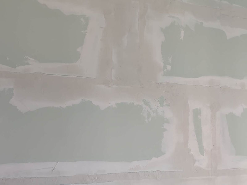 墻面局部修補：墻面修補，一定要做好基層的處理，如果您家是二次裝修墻面時，沒有將以前的老墻的墻皮鏟除干凈，或者是只鏟除了表層的膩子，那么修補墻面時，是會遺留下高低不平的部分墻皮的，此后，要是接著上刷界面劑或者膩子，那么很可能就會導(dǎo)致新刷的墻面出現(xiàn)開裂的情況。舊房要是在長期使用中受到了來自外界的沖擊或者震動，是有可能造成局部墻面基層與墻體脫離的。 在施工之前，需要先去判斷墻面的膩子層此時的質(zhì)量問題，然后選擇墻面掉色最嚴(yán)重的那一塊，用水濕透后，再用鏟子去用來鏟，如果沒有出現(xiàn)分化或者脫落現(xiàn)象，那么說明原先的膩子層質(zhì)量是比較好的，在去刷上新底漆和面漆就可以了。