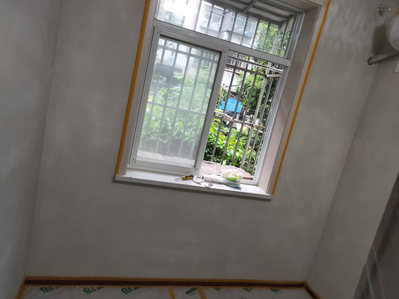 墻面局部修補：墻面修補，一定要做好基層的處理，如果您家是二次裝修墻面時，沒有將以前的老墻的墻皮鏟除干凈，或者是只鏟除了表層的膩子，那么修補墻面時，是會遺留下高低不平的部分墻皮的，此后，要是接著上刷界面劑或者膩子，那么很可能就會導(dǎo)致新刷的墻面出現(xiàn)開裂的情況。舊房要是在長期使用中受到了來自外界的沖擊或者震動，是有可能造成局部墻面基層與墻體脫離的。 在施工之前，需要先去判斷墻面的膩子層此時的質(zhì)量問題，然后選擇墻面掉色最嚴(yán)重的那一塊，用水濕透后，再用鏟子去用來鏟，如果沒有出現(xiàn)分化或者脫落現(xiàn)象，那么說明原先的膩子層質(zhì)量是比較好的，在去刷上新底漆和面漆就可以了。