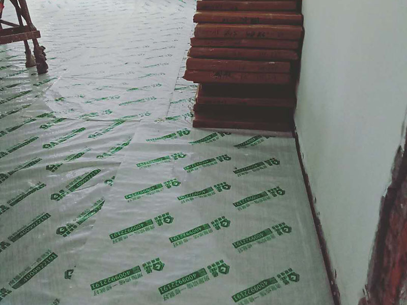 地面成品保護(hù)：滿鋪成品瓦楞紙板，再用干凈彩條布滿鋪在普通石膏板上，在彩條布交接處及轉(zhuǎn)角處用膠帶固定，也可選用木芯板或三夾板。材料選用視上人、車情況而定。 開關(guān)插座面板用美紋紙滿包或采用透明塑料蓋保護(hù)。 門套的保護(hù)方式用原門框保護(hù)膜，或者多層板或密度板，報(bào)紙，美紋紙保護(hù)