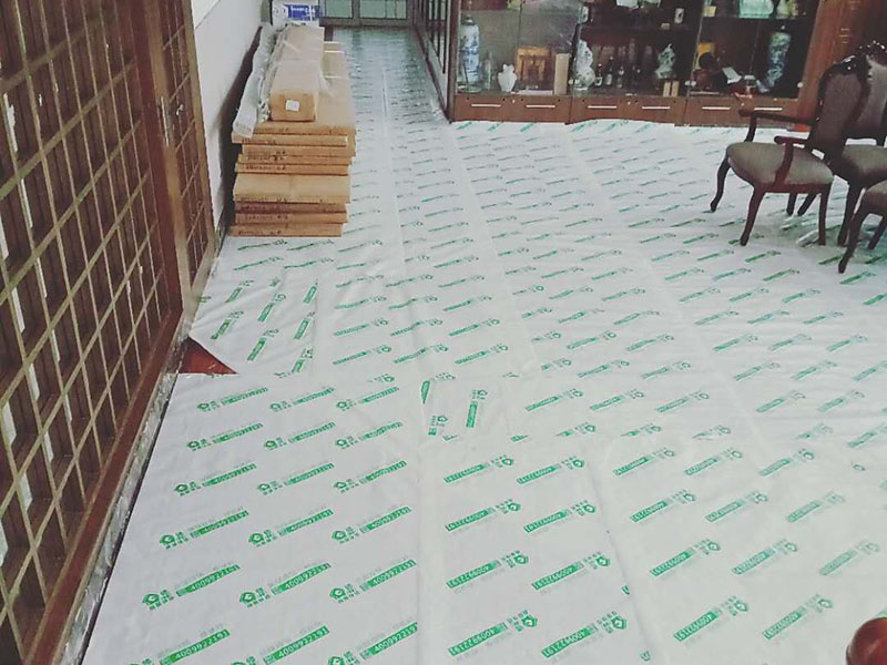 地面成品保護(hù)：滿鋪成品瓦楞紙板，再用干凈彩條布滿鋪在普通石膏板上，在彩條布交接處及轉(zhuǎn)角處用膠帶固定，也可選用木芯板或三夾板。材料選用視上人、車情況而定。 開關(guān)插座面板用美紋紙滿包或采用透明塑料蓋保護(hù)。 門套的保護(hù)方式用原門框保護(hù)膜，或者多層板或密度板，報(bào)紙，美紋紙保護(hù)