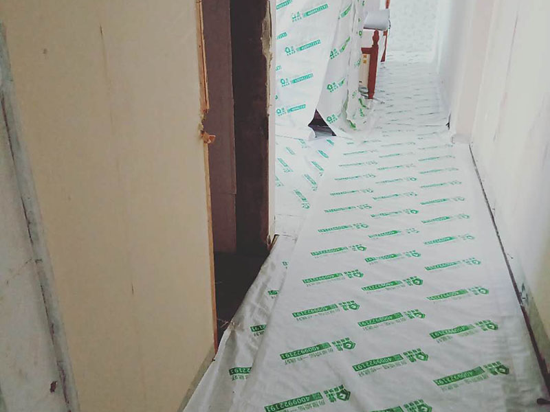 地面成品保護(hù)：滿鋪成品瓦楞紙板，再用干凈彩條布滿鋪在普通石膏板上，在彩條布交接處及轉(zhuǎn)角處用膠帶固定，也可選用木芯板或三夾板。材料選用視上人、車情況而定。 開關(guān)插座面板用美紋紙滿包或采用透明塑料蓋保護(hù)。 門套的保護(hù)方式用原門框保護(hù)膜，或者多層板或密度板，報(bào)紙，美紋紙保護(hù)