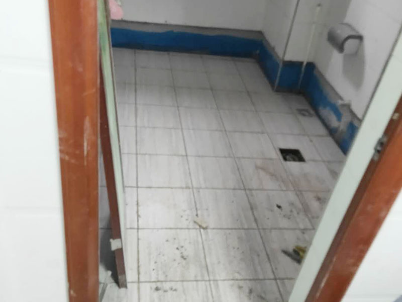 浴室地面防水貼磚:衛(wèi)生間做防水是一項(xiàng)很重要的流程，但很少有人懂衛(wèi)生間防水施工的流程到底要如何，比方說會(huì)有人問：衛(wèi)生間的防水在做完后，能不能馬上貼瓷磚呢？一般的防水施工要做2到3遍，而且防水的順序也是有講究的，比如，要先做完墻面防水再貼墻磚，其次才可以做地面防水，再貼地磚。簡(jiǎn)單總結(jié)一下，衛(wèi)生間防水的步驟是：先做墻面防水&rarr;貼墻磚&rarr;再做地面防水2-3遍&rarr;固化期5-7天&rarr;閉水實(shí)驗(yàn)合格&rarr;地面做水泥砂漿保護(hù)層&rarr;貼地磚。