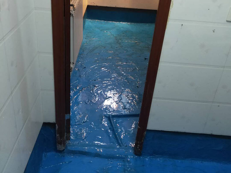 浴室地面防水貼磚:衛(wèi)生間做防水是一項(xiàng)很重要的流程，但很少有人懂衛(wèi)生間防水施工的流程到底要如何，比方說會(huì)有人問：衛(wèi)生間的防水在做完后，能不能馬上貼瓷磚呢？一般的防水施工要做2到3遍，而且防水的順序也是有講究的，比如，要先做完墻面防水再貼墻磚，其次才可以做地面防水，再貼地磚。簡(jiǎn)單總結(jié)一下，衛(wèi)生間防水的步驟是：先做墻面防水&rarr;貼墻磚&rarr;再做地面防水2-3遍&rarr;固化期5-7天&rarr;閉水實(shí)驗(yàn)合格&rarr;地面做水泥砂漿保護(hù)層&rarr;貼地磚。