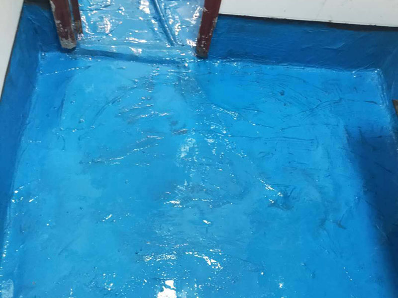 浴室地面防水貼磚:衛(wèi)生間做防水是一項(xiàng)很重要的流程，但很少有人懂衛(wèi)生間防水施工的流程到底要如何，比方說會(huì)有人問：衛(wèi)生間的防水在做完后，能不能馬上貼瓷磚呢？一般的防水施工要做2到3遍，而且防水的順序也是有講究的，比如，要先做完墻面防水再貼墻磚，其次才可以做地面防水，再貼地磚。簡(jiǎn)單總結(jié)一下，衛(wèi)生間防水的步驟是：先做墻面防水&rarr;貼墻磚&rarr;再做地面防水2-3遍&rarr;固化期5-7天&rarr;閉水實(shí)驗(yàn)合格&rarr;地面做水泥砂漿保護(hù)層&rarr;貼地磚。