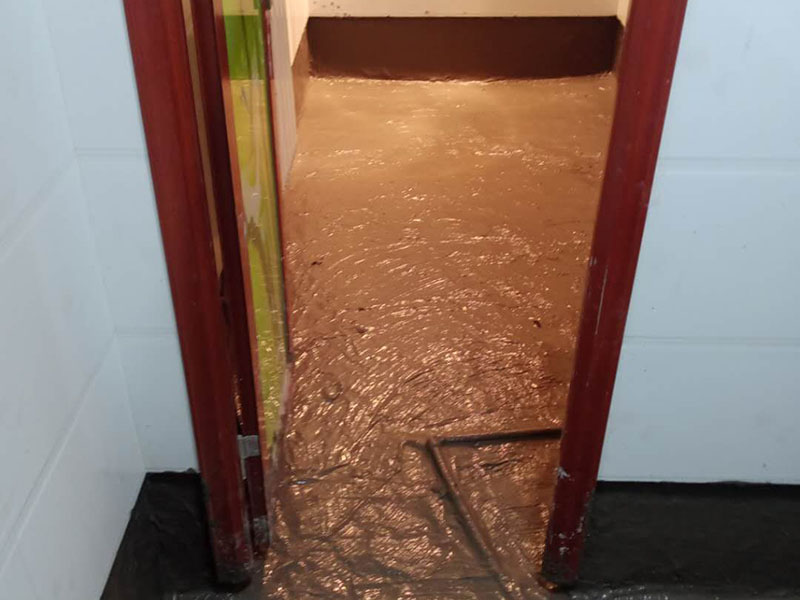 浴室地面防水貼磚:衛(wèi)生間做防水是一項(xiàng)很重要的流程，但很少有人懂衛(wèi)生間防水施工的流程到底要如何，比方說會(huì)有人問：衛(wèi)生間的防水在做完后，能不能馬上貼瓷磚呢？一般的防水施工要做2到3遍，而且防水的順序也是有講究的，比如，要先做完墻面防水再貼墻磚，其次才可以做地面防水，再貼地磚。簡(jiǎn)單總結(jié)一下，衛(wèi)生間防水的步驟是：先做墻面防水&rarr;貼墻磚&rarr;再做地面防水2-3遍&rarr;固化期5-7天&rarr;閉水實(shí)驗(yàn)合格&rarr;地面做水泥砂漿保護(hù)層&rarr;貼地磚。