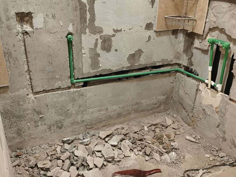 衛(wèi)生間改水管：一般衛(wèi)生間都有分冷熱水管，材質(zhì)多為PPR管，冷熱管之間的間距不能過(guò)近。 衛(wèi)生間水管都是從房頂過(guò)，這樣可以減少人為損壞的幾率。冷熱管的接口、出口處須平行。一般左邊為熱、右邊是冷水管。 管道的線路設(shè)計(jì)應(yīng)是避免彎曲，盡可能遠(yuǎn)離電路。最后，管卡的位置坡度等也應(yīng)符合需求，每個(gè)閥門要安裝平整，方便日后的使用和維護(hù)。 冷、熱水管均為入墻做法，開(kāi)槽時(shí)需檢查槽的深度，冷熱水管不能同槽。 安裝熱水器進(jìn)出水口時(shí)，進(jìn)水的閥門和進(jìn)氣的閥門一定要考慮并應(yīng)安裝在相應(yīng)的位置。 安裝熱水管時(shí)需注意區(qū)別熱水器的進(jìn)水口和出水口，進(jìn)水口接上總閥門，出水口接通向衛(wèi)生間管道。安裝好后先打開(kāi)閥門確定下無(wú)漏水等情況存在，最后在衛(wèi)生間安裝好水龍頭、花灑等即可。淋浴水管高度在1.8M--2.1M之間。