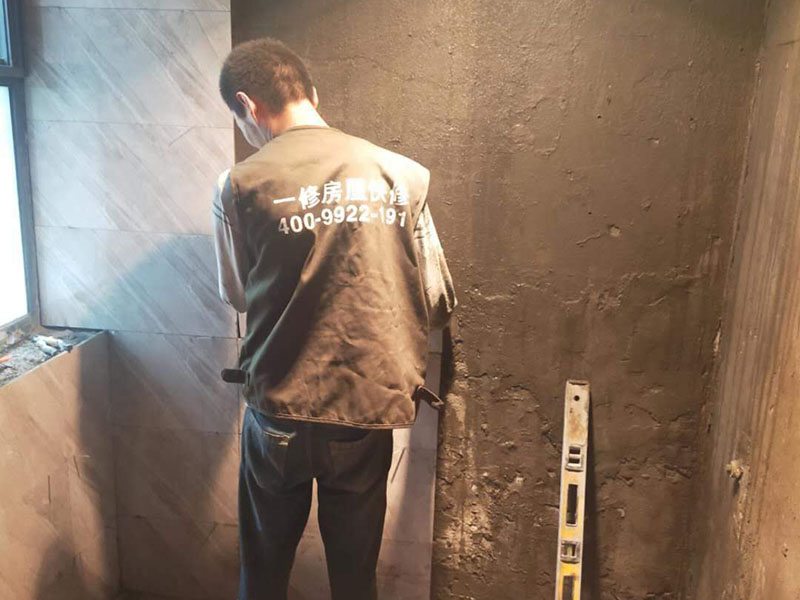 衛(wèi)生間貼磚：測(cè)量高度；按照?qǐng)D紙標(biāo)注的開(kāi)始鋪貼高度，用尺在墻壁上量出這個(gè)高度標(biāo)準(zhǔn)，畫(huà)出直線(xiàn)作好記號(hào)。 添抹泥漿；將和好的泥漿抹在瓷磚上，泥漿抹得要厚實(shí)、均勻，這樣瓷磚才不會(huì)空鼓。 做好支架；將做好的支架放在瓷磚下面，支架的作用是支撐起瓷磚，防止瓷磚掉下來(lái)。 鋪貼瓷磚；將瓷磚鋪貼在已經(jīng)確定好的位置，動(dòng)作要迅速敏捷，如果動(dòng)作太慢，泥漿會(huì)掉下來(lái)。 敲擊密實(shí)；用專(zhuān)用橡皮錘子輕輕敲擊瓷磚，讓瓷磚與墻壁接合緊密，保證瓷磚不會(huì)空鼓。 測(cè)量平直；用直尺靠在瓷磚上測(cè)量，看是否水平垂直，這個(gè)步驟很重要，如不平直就要返工。 干透嵌縫；等泥漿完全干透后，用三角刮刀將膩?zhàn)犹钸M(jìn)瓷磚縫隙，由于縫隙小嵌縫時(shí)要非常認(rèn)真。 清潔表面；用抹布將瓷磚上的殘余膩?zhàn)硬粮蓛簦ú甲詈糜脻竦?，如果膩?zhàn)痈闪艘矘O容易擦掉。