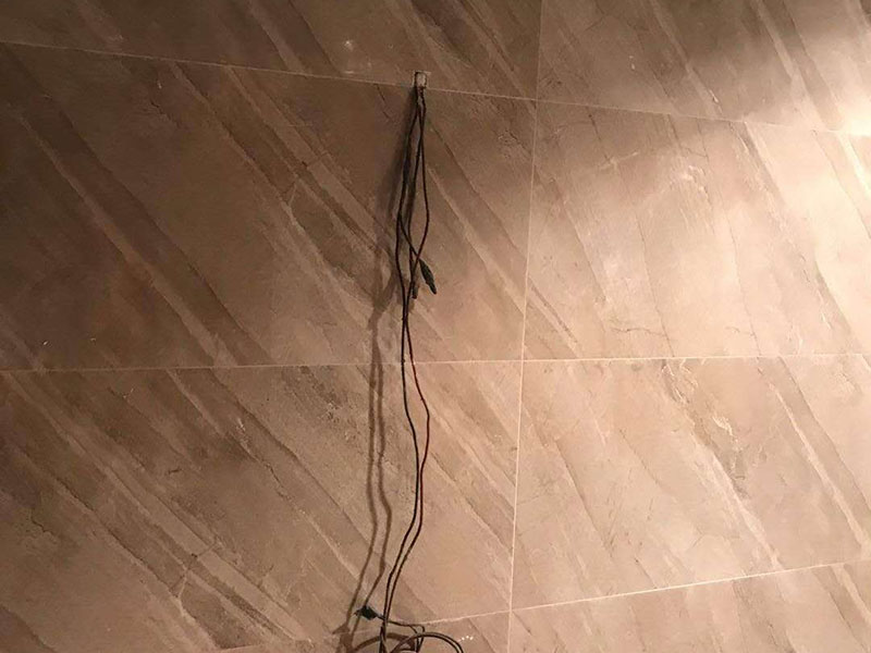 衛(wèi)生間貼磚：測(cè)量高度；按照?qǐng)D紙標(biāo)注的開(kāi)始鋪貼高度，用尺在墻壁上量出這個(gè)高度標(biāo)準(zhǔn)，畫(huà)出直線(xiàn)作好記號(hào)。 添抹泥漿；將和好的泥漿抹在瓷磚上，泥漿抹得要厚實(shí)、均勻，這樣瓷磚才不會(huì)空鼓。 做好支架；將做好的支架放在瓷磚下面，支架的作用是支撐起瓷磚，防止瓷磚掉下來(lái)。 鋪貼瓷磚；將瓷磚鋪貼在已經(jīng)確定好的位置，動(dòng)作要迅速敏捷，如果動(dòng)作太慢，泥漿會(huì)掉下來(lái)。 敲擊密實(shí)；用專(zhuān)用橡皮錘子輕輕敲擊瓷磚，讓瓷磚與墻壁接合緊密，保證瓷磚不會(huì)空鼓。 測(cè)量平直；用直尺靠在瓷磚上測(cè)量，看是否水平垂直，這個(gè)步驟很重要，如不平直就要返工。 干透嵌縫；等泥漿完全干透后，用三角刮刀將膩?zhàn)犹钸M(jìn)瓷磚縫隙，由于縫隙小嵌縫時(shí)要非常認(rèn)真。 清潔表面；用抹布將瓷磚上的殘余膩?zhàn)硬粮蓛?，抹布最好用濕的，如果膩?zhàn)痈闪艘矘O容易擦掉。