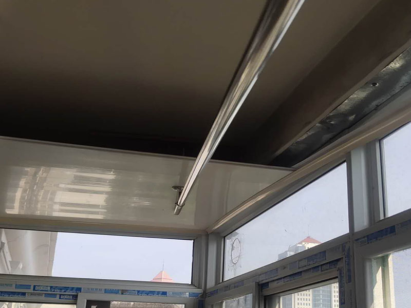 陽臺吊頂安裝:陽臺鋁扣板吊頂，首先要依據(jù)樓層標(biāo)高水平線，然后用尺豎向量至頂棚設(shè)計(jì)標(biāo)高，同時在頂板上彈在龍骨位置線，還要將頂棚的標(biāo)高水平線彈在墻面上。 在可使用木龍骨，也能夠使用輕鋼龍骨的情況下盡可能使用輕鋼龍骨。這是由于木材的漲縮比較大，容易致使結(jié)構(gòu)變形。 設(shè)計(jì)以及施工中注意伸縮縫。每一道接縫處都應(yīng)留有伸縮縫，并倒成四五度角，以避免應(yīng)力積累。 輕鋼龍骨或者木龍骨安裝平整，間距規(guī)范。 自攻釘要均勻散布，保證每一顆自攻釘經(jīng)受的力接近，否則易構(gòu)成邊鎖反映使結(jié)構(gòu)失去不亂性而發(fā)生變形裂痕。