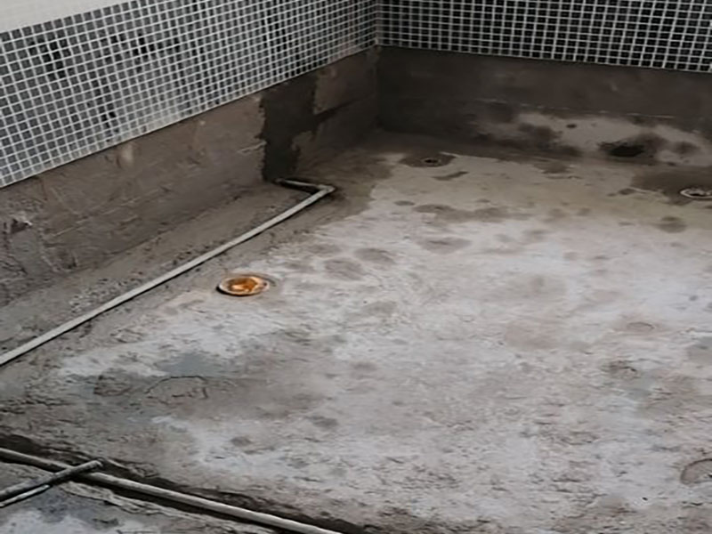 浴室防水貼磚裝修：一是墻磚應(yīng)從下向上鋪貼,且一面墻不能一次貼到頂,接縫一般為1~3毫米; 二是鋪貼前要先處理墻面的平整,處理裂縫; 三是粘結(jié)材料的涂抹要中間稍高于四周,用橡膠錘敲擊表面以固定,這樣一來可以避免空氣積存于粘結(jié)層中。同時(shí)要進(jìn)行水平檢測(cè); 四是粘結(jié)材料要挑和適當(dāng),一般墻面水泥與沙比例為1:4,地面水泥與沙比例為1:32. 地面要打平。有一些土建地面是不平的,遇到這種情況大家應(yīng)該把不平的地方用水泥沙漿鋪平。鋪設(shè)時(shí)可以用不同的色彩的瓷磚(較深色的)把周圍框起來,而框內(nèi)的瓷磚用較淺色的。當(dāng)然,廚房跟廁所的地面一定要有傾斜度,這樣是為了方便排水