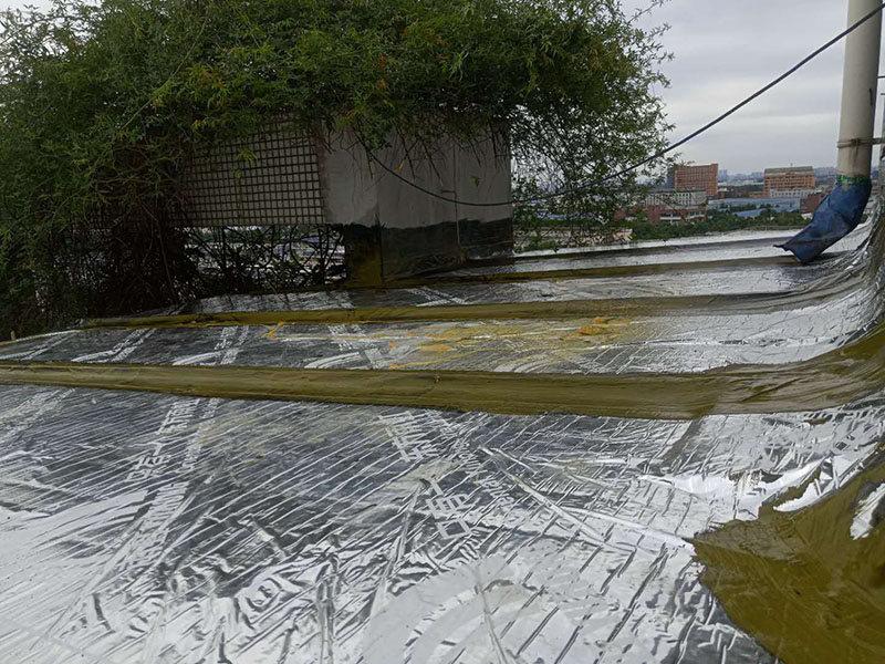 露臺頂面防水:將原防水層鏟除之后，再找平，將原來下部保溫層里存的水進行排干，設(shè)一些排氣孔做排氣措施，將保溫層里的水分排干。 把基面處理成堅固、平整、干凈，無灰塵、油膩、蠟等以及其它碎屑物質(zhì)；基面有孔隙、裂縫、不平等缺陷的，須預(yù)先用水泥砂漿修補抹平，確?；娉浞譂駶?，但無明水，有泛水坡度。 防水材料建議選擇柔嫩型的聚合物水泥基防水涂/漿料，這類產(chǎn)品是水性涂料、無毒無害無污染、和水泥基材粘接緊密、使用壽命長、防水效果強。 做好坡度3&deg;的排水坡；柔韌型的防水涂料前后兩次呈&ldquo;十&rdquo;字涂刷兩遍，總厚度不超過2㎜。