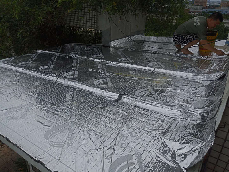 露臺頂面防水:將原防水層鏟除之后，再找平，將原來下部保溫層里存的水進行排干，設(shè)一些排氣孔做排氣措施，將保溫層里的水分排干。 把基面處理成堅固、平整、干凈，無灰塵、油膩、蠟等以及其它碎屑物質(zhì)；基面有孔隙、裂縫、不平等缺陷的，須預(yù)先用水泥砂漿修補抹平，確?；娉浞譂駶櫍珶o明水，有泛水坡度。 防水材料建議選擇柔嫩型的聚合物水泥基防水涂/漿料，這類產(chǎn)品是水性涂料、無毒無害無污染、和水泥基材粘接緊密、使用壽命長、防水效果強。 做好坡度3&deg;的排水坡；柔韌型的防水涂料前后兩次呈&ldquo;十&rdquo;字涂刷兩遍，總厚度不超過2㎜。