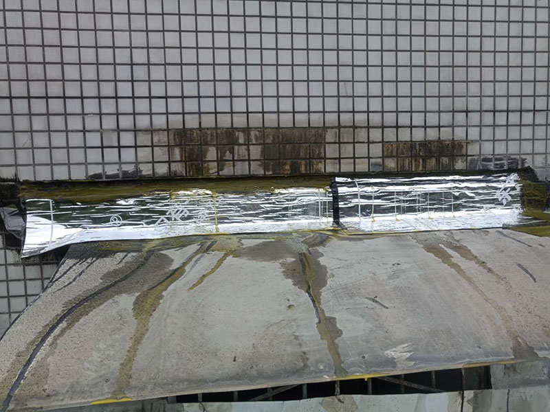 露臺頂面防水:將原防水層鏟除之后，再找平，將原來下部保溫層里存的水進行排干，設(shè)一些排氣孔做排氣措施，將保溫層里的水分排干。 把基面處理成堅固、平整、干凈，無灰塵、油膩、蠟等以及其它碎屑物質(zhì)；基面有孔隙、裂縫、不平等缺陷的，須預(yù)先用水泥砂漿修補抹平，確?；娉浞譂駶?，但無明水，有泛水坡度。 防水材料建議選擇柔嫩型的聚合物水泥基防水涂/漿料，這類產(chǎn)品是水性涂料、無毒無害無污染、和水泥基材粘接緊密、使用壽命長、防水效果強。 做好坡度3&deg;的排水坡；柔韌型的防水涂料前后兩次呈&ldquo;十&rdquo;字涂刷兩遍，總厚度不超過2㎜。