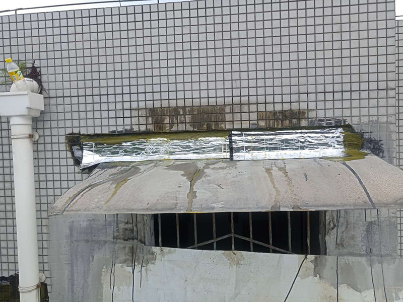 露臺頂面防水:將原防水層鏟除之后，再找平，將原來下部保溫層里存的水進行排干，設(shè)一些排氣孔做排氣措施，將保溫層里的水分排干。 把基面處理成堅固、平整、干凈，無灰塵、油膩、蠟等以及其它碎屑物質(zhì)；基面有孔隙、裂縫、不平等缺陷的，須預(yù)先用水泥砂漿修補抹平，確保基面充分濕潤，但無明水，有泛水坡度。 防水材料建議選擇柔嫩型的聚合物水泥基防水涂/漿料，這類產(chǎn)品是水性涂料、無毒無害無污染、和水泥基材粘接緊密、使用壽命長、防水效果強。 做好坡度3&deg;的排水坡；柔韌型的防水涂料前后兩次呈&ldquo;十&rdquo;字涂刷兩遍，總厚度不超過2㎜。