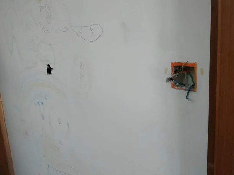 電路燈具安裝：不同類別的燈具，不同場所的其安裝方法可以有著萬千差別的。但總結(jié)起來大的安裝燈具的流程可以歸納為：1，首先對需要安裝燈具的場所作照明需求設(shè)計(jì)-包括照度需求的設(shè)計(jì)，燈具類別的選用確定，照明電路規(guī)劃設(shè)計(jì)等； 2.做好設(shè)計(jì)后便是照明電路鋪設(shè)（包括布燈點(diǎn)位及其開關(guān)控制位置和方式的確定）這個(gè)過程可能需要與其它工程工序相配合進(jìn)行的，而且必須注意的是暫時(shí)不要讓線路接通電源，慎防意外 3.接下來就是開關(guān)制合的安裝，燈具的固定安裝后，一一反復(fù)檢查電路燈具安裝的正確，確保正確后再一個(gè)一個(gè)地試通電驗(yàn)證調(diào)試，確保與設(shè)計(jì)要求相符合