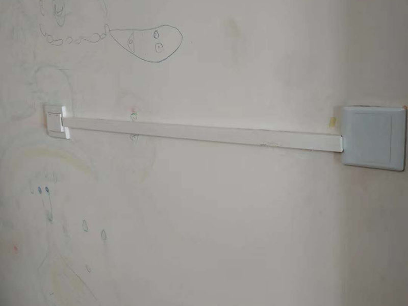 電路燈具安裝：不同類別的燈具，不同場所的其安裝方法可以有著萬千差別的。但總結(jié)起來大的安裝燈具的流程可以歸納為：1，首先對需要安裝燈具的場所作照明需求設(shè)計(jì)-包括照度需求的設(shè)計(jì)，燈具類別的選用確定，照明電路規(guī)劃設(shè)計(jì)等； 2.做好設(shè)計(jì)后便是照明電路鋪設(shè)（包括布燈點(diǎn)位及其開關(guān)控制位置和方式的確定）這個(gè)過程可能需要與其它工程工序相配合進(jìn)行的，而且必須注意的是暫時(shí)不要讓線路接通電源，慎防意外 3.接下來就是開關(guān)制合的安裝，燈具的固定安裝后，一一反復(fù)檢查電路燈具安裝的正確，確保正確后再一個(gè)一個(gè)地試通電驗(yàn)證調(diào)試，確保與設(shè)計(jì)要求相符合